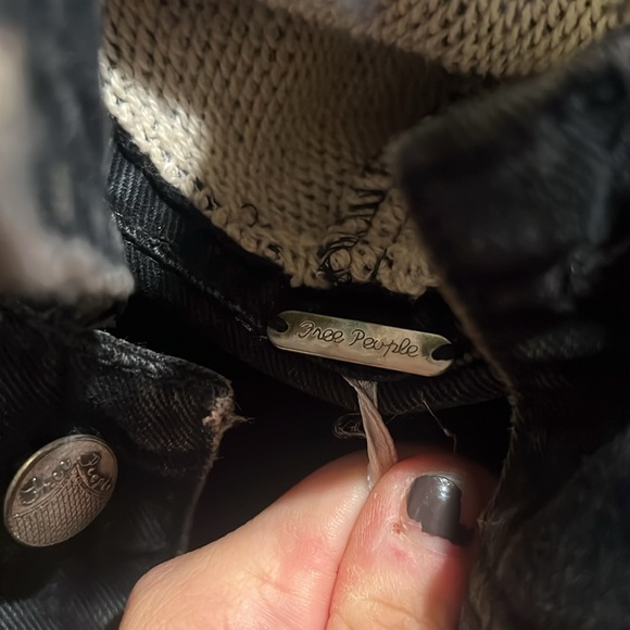 Free people distressed black jean jacket with long sleeve - Picture 4 of 7